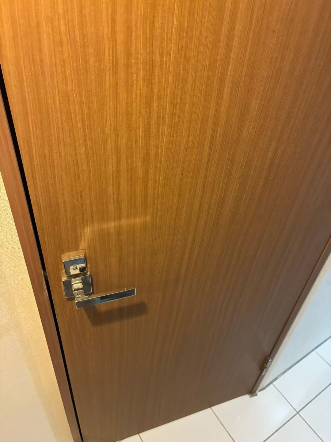 ドア穴補修後